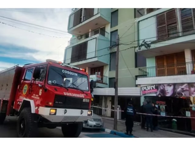 AUNQUE LOS BOMBEROS LLEGARON Y SE PUDO TRASLADAR A LA NENA, LA CRIATURA FINALMENTE FALLECIÓ.