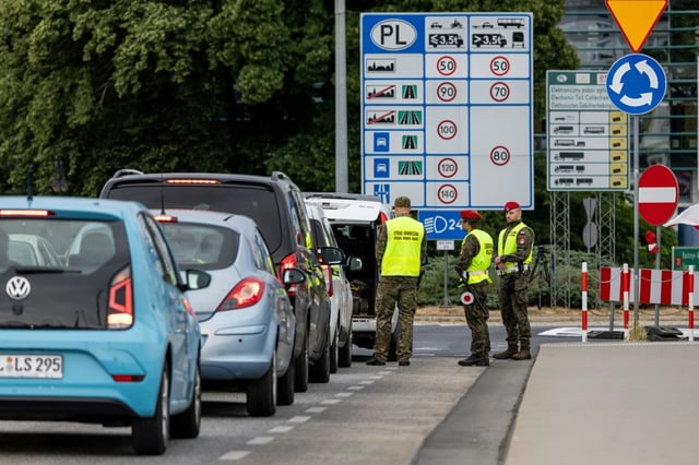 Des garde-frontières polonais au poste-frontière de Slubice, Pologne, le 7 juillet 2025.