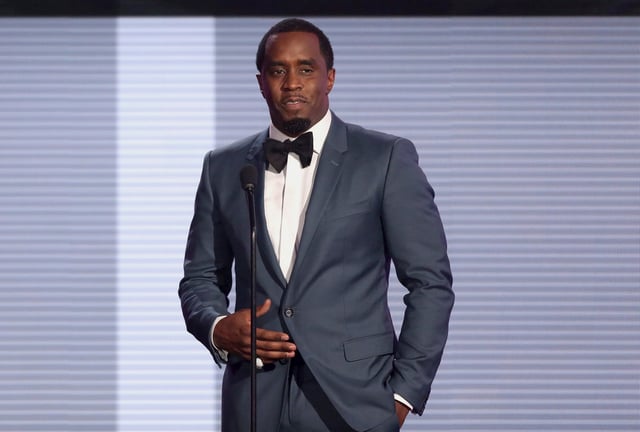 En esta fotografía del 22 de noviembre de 2015, Sean &#34;Diddy&#34; Combs presenta el premio a la mejor colaboración del año en los American Music Awards en el Microsoft Theater de Los Ángeles. (Matt Sayles/ Invision/ AP)