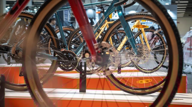 Zahlreiche Räder stehen an einem Stand auf der Internationalen Fahrrad-Fachmesse Eurobike 2024 (Archivbild)