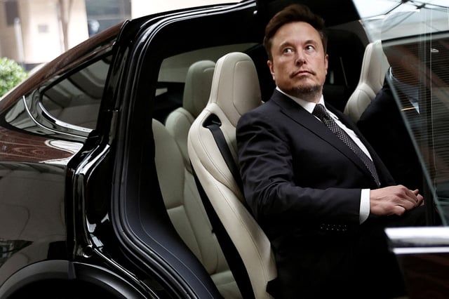 Elon Musk montant dans une voiture Tesla en quittant un hôtel à Pékin, en Chine, le 31 mai 2023.