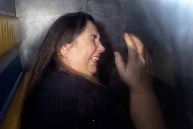 Esta fotografía tomada el 12 de mayo de 2025 muestra a Erin Patterson llegando en la parte de atrás de un vehículo de transporte penitenciario al Tribunal, en Morwell, Australia