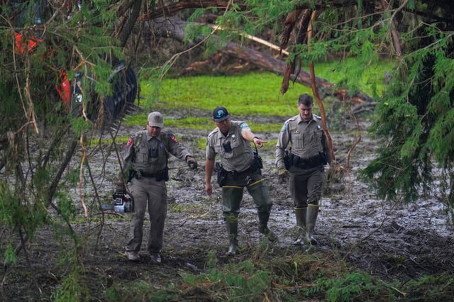 Agentes inspeccionan una zona del Campamento Mystic a orillas del Río Guadalupe después de que una inundación repentina arrasara la zona, el domingo 6 de julio de 2025 en Hunt, Texas. (AP Foto/Julio Cortez)