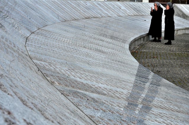 En 2019, devant le mur commémoratif au cimetière de Srebrenica-Potocari.