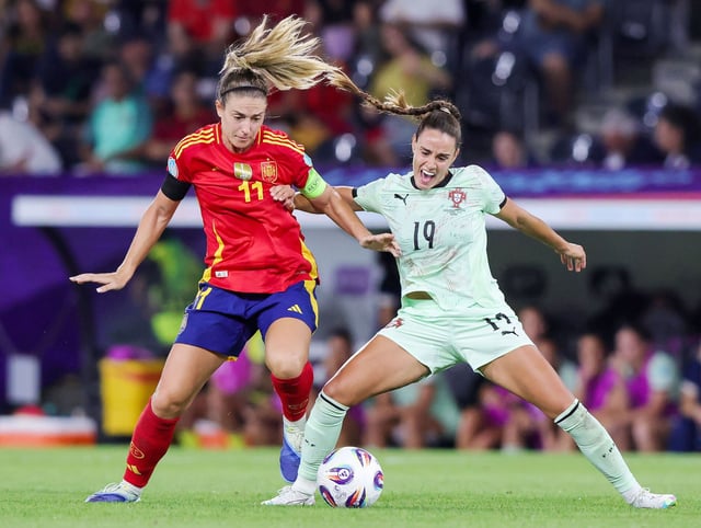 Alexia Putellas disputa un balón con una jugadora de Portugal en el primer partido de la Eurocopa