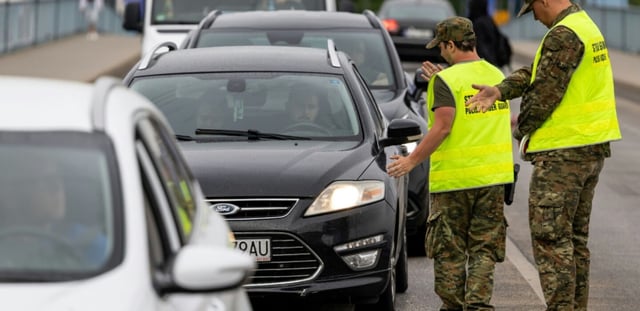 Des garde-frontières polonais au poste-frontière de Slubice, Pologne, le 7 juillet 2025.