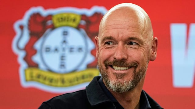 Erik ten Hag während seiner Vorstellung in Leverkusen