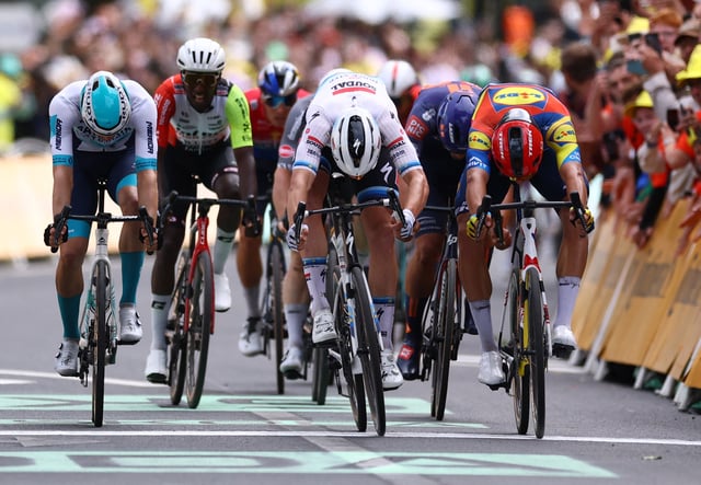 Cycling - Tour de France - Stage 3 - Valenciennes to Dunkirk - Dunkirk, France - July 7, 2025 Soudal Quick-Step's Tim Merlier crosses the finish line to win stage 3 REUTERS/Sarah Meyssonnier