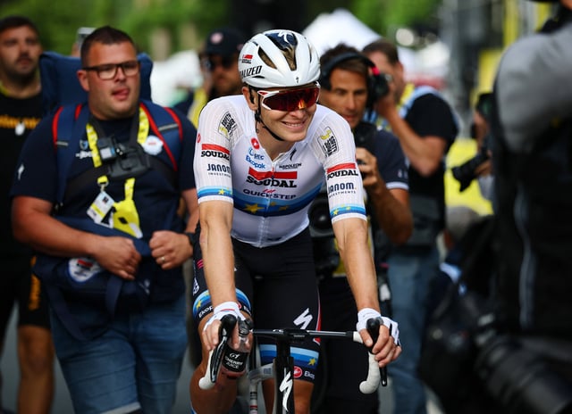 Cycling - Tour de France - Stage 3 - Valenciennes to Dunkirk - Dunkirk, France - July 7, 2025 Soudal Quick-Step's Tim Merlier celebrates after winning stage 3 REUTERS/Sarah Meyssonnier