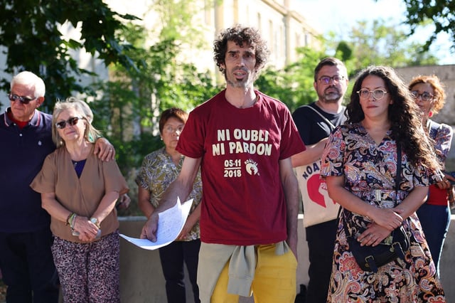 Des proches de victimes des effondrements de la rue d’Aubagne réunis devant le tribunal, à Marseille, le 7 juillet.