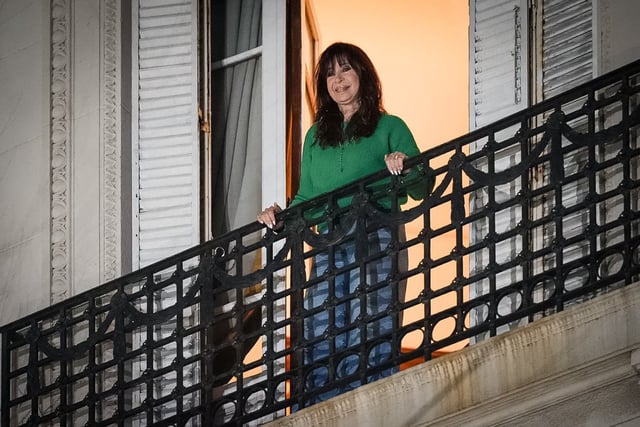 Cristina Kirchner, en el balcón del segundo piso de San José 1111, donde cumple con su arresto domiciliario