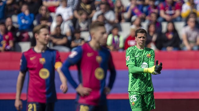 Szczesny se ajusta los guantes durante el Barça-Celta.