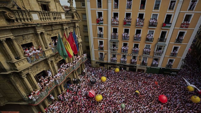 Miles de asistentes llenan la plaza principal durante el inicio de nueve días de fiesta ininterrumpida en el famoso festival de los encierros de toros de Pamplona, España, el domingo 6 de julio de 2025. (Foto AP/Miguel Oses)