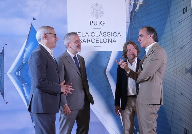 l presidente ejecutivo de Puig, Marc Puig; el alcalde de Barcelona, Jaume Collboni; el concejal de Deportes del Ayuntamiento de Barcelona, David Escudé; y el presidente del Real Club Náutico de Barcelona, Jordi Puig, durante la presentación de la XVIII edición de la regata Puig Vela Clàssica, en el Ayuntamiento de Barcelona