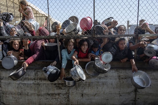 Palestinos desplazados se agolpan frente a un comedor social al sur de la Franja de Gaza.