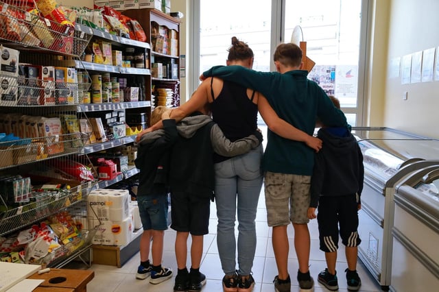 Une famille en grande précarité secourue par le Secours populaire à Armentières (Nord) (illustration). Plus d’une famille monoparentale sur trois (34,3 %) vit en dessous du seuil de pauvreté.