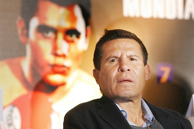 Julio César Chávez rompió en llanto al referirse a la delicada situación legal de su hijo durante una entrevista televisiva junto a su hija Nicole