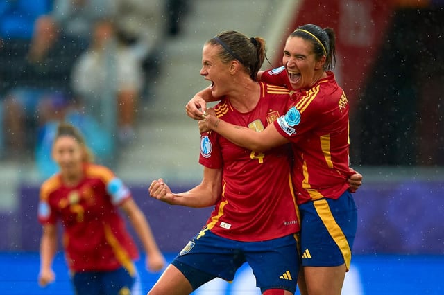 Irene Paredes y Mariona Caldentey celebrando el tanto de la central ante Bélgica