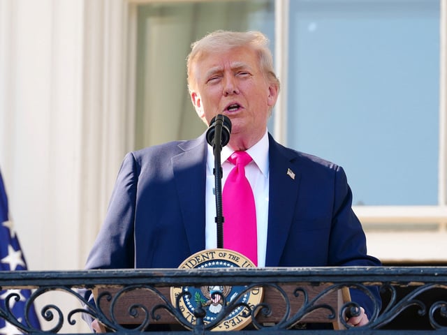 DCPU502. BOGOTÁ (COLOMBIA), 07/07/2025.- El presidente de Estados Unidos, Donald Trump, habla con personal militar durante la celebración del 4 de julio en la Casa Blanca en Washington (EE.UU.). Trump señaló la forma "terrible" en que Brasil está tratando al exmandatario de ese país, Jair Bolsonaro, procesado por la Justicia brasileña por tentativa de golpe de Estado, y pidió que lo "dejen en paz" porque, según afirma, este "no es culpable de nada". EFE/EPA/BONNIE CASH / POOL POOL PHOTO /ARCHIVO