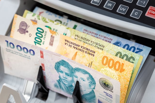Billetes de pesos en un cajero automático