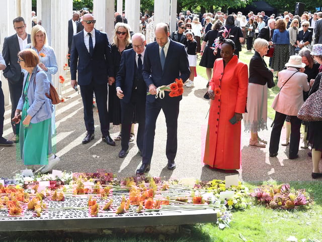 El príncipe Guillermo deja una ofrenda floral en Hyde Park