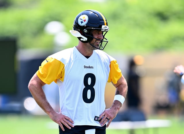 Aaron Rodgers #8 of the Pittsburgh Steelers in action during Minicamp at UPMC Rooney Sports Complex on June 11, 2025 in Pittsburgh, Pennsylvania.