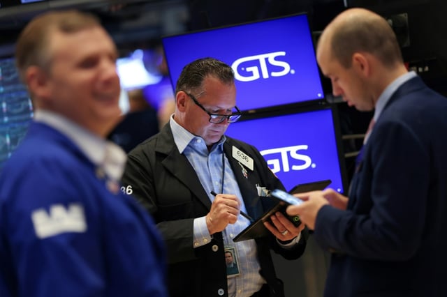Des opérateurs à la Bourse de New York, le 30 juin 2025