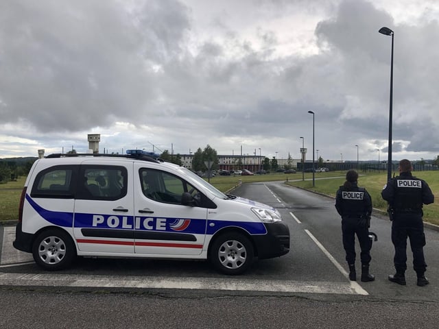 Des policiers près de la prison de Condé-sur-Sarthe, le 5 mars 2019. L’auteur de l’attaque au couteau a été condamné à la réclusion à perpétuité incompressible, lundi 7 juillet 2025.