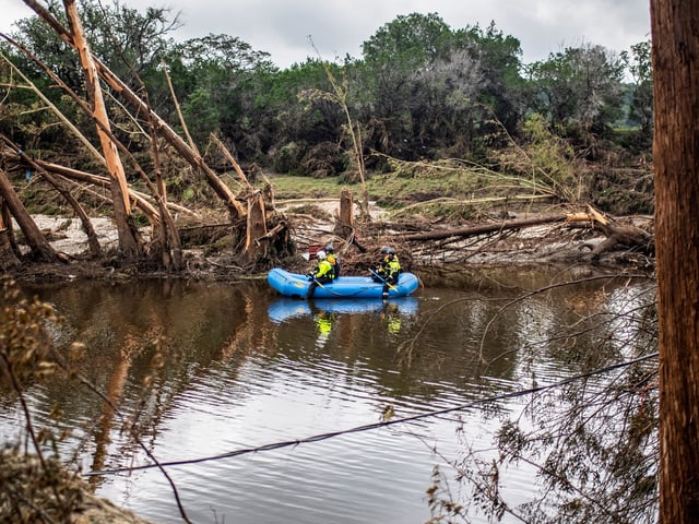 A group of search and rescue workers paddle a boat in the Guadalupe River in the aftermath of deadly flooding in Kerr County, Texas, U.S., July 7, 2025.   REUTERS/Sergio Flores