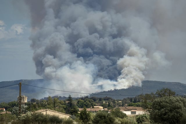 Un feu a parcouru au moins 1000 hectares près de Narbonne, ce lundi 7 juillet 2025.