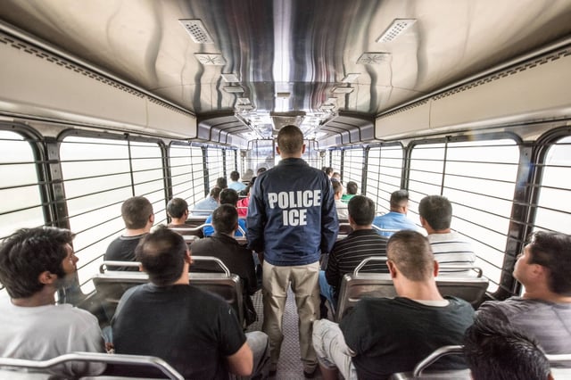 Los datos que revelan por qué el ICE prioriza arrestos de inmigrantes sin antecedentes penales, según el Washington Post