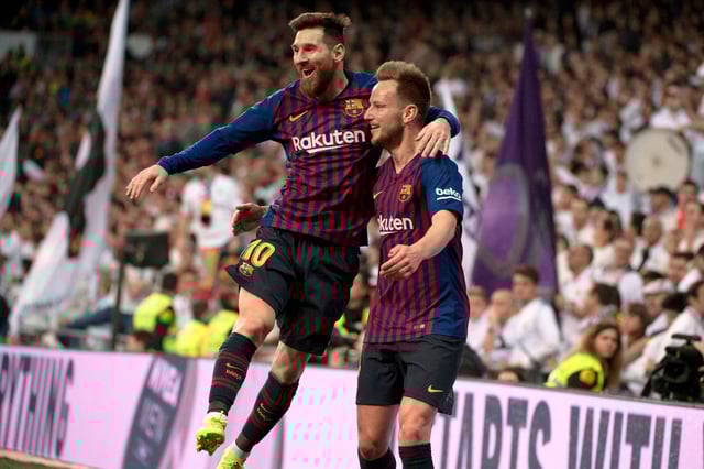 Rakitic abrió el marcador y los festeja junto a Messi, una postal de 2020, donde ya habían ganado 13 títulos juntos con Barcelona
