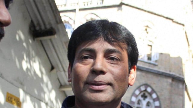 Mumbai : Underworld don Abu Salem walks out of the Sessions Court after a hearing in Mumbai on Wednesday. PTI Photo by Mitesh Bhuvad (PTI1_18_2012_000148A) (PTI)