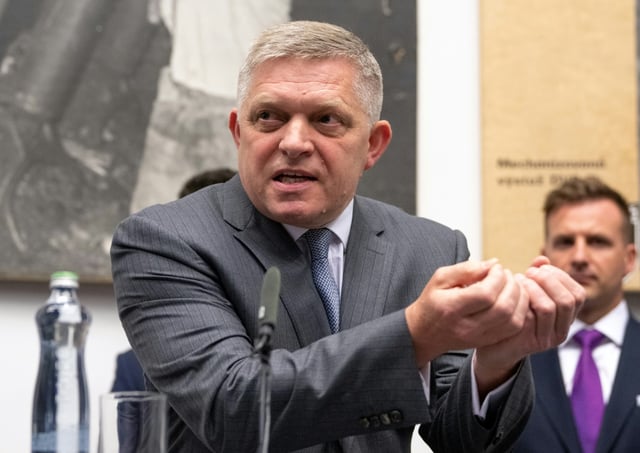 In der Slowakei beginnt am Dienstag der Prozess zum Attentat auf Ministerpräsident Robert Fico vom Mai 2024. Dem 72-jährigen Täter droht eine lebenslange Haftstrafe. Er hatte auf Fico geschossen und ihn schwer verletzt.