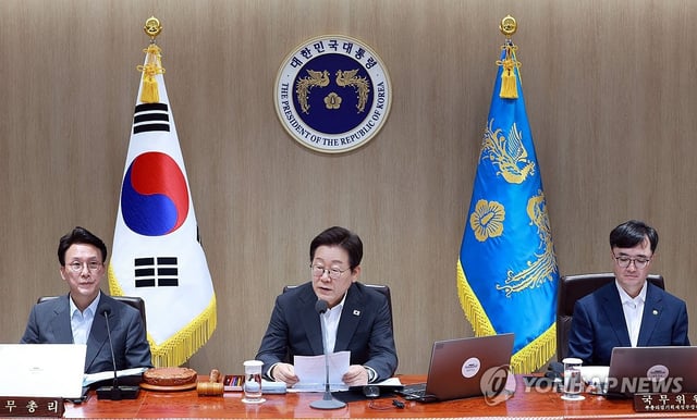 President Lee Jae Myung (C) presides over a Cabinet meeting held at the presidential office in Seoul on July 8, 2025. (Pool photo) (Yonhap)