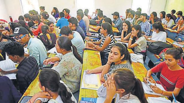 There are 9,466 junior colleges in the state, but only 5.08 lakh seats have been filled so far, and just 4.32 lakh students have confirmed their admission through the CAP (Centralised Admission Process) round. This leaves over 16.23 lakh seats still vacant. (Sanchit Khanna/HT PHOTO)