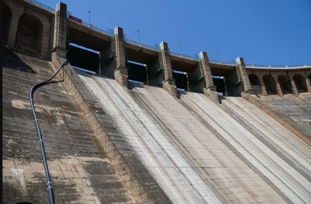 La acumulación de sedimentos impide la comprobación de la presa