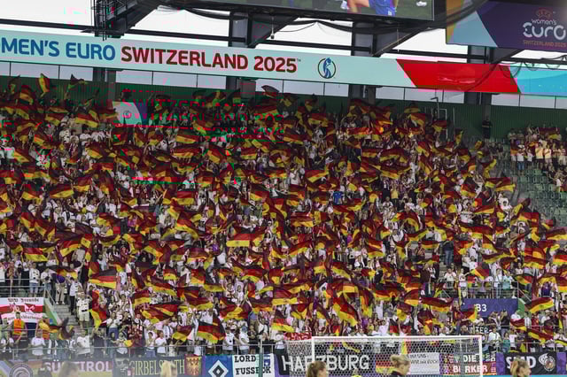 Schon im Stadion in St. Gallen waren zahlreiche deutsche Fans beim EM-Spiel vor Ort.