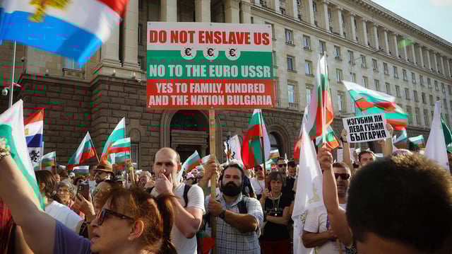 Bulgarische Nationalisten und Anhänger pro-russischer Parteien tragen Anti-Euro-Parolen bei einer Demonstration in Sofia.