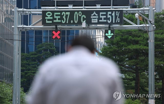A screen shows temperatures in Seoul on July 8, 2025. (Yonhap)