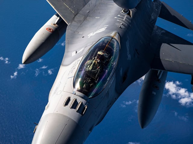 Ein F-16-Kampfjet des US-amerikanischen Militärs: Neuartige "Roboter-Kojoten" sollen die teuren Flugzeuge nun am Boden schützen.