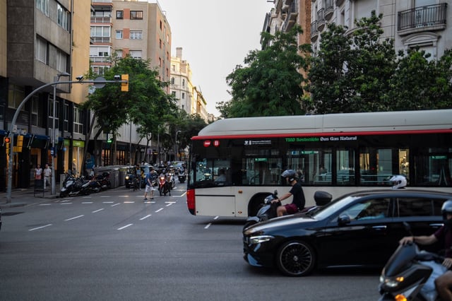 El autobús se impone al vehículo privado en la ciudad.
