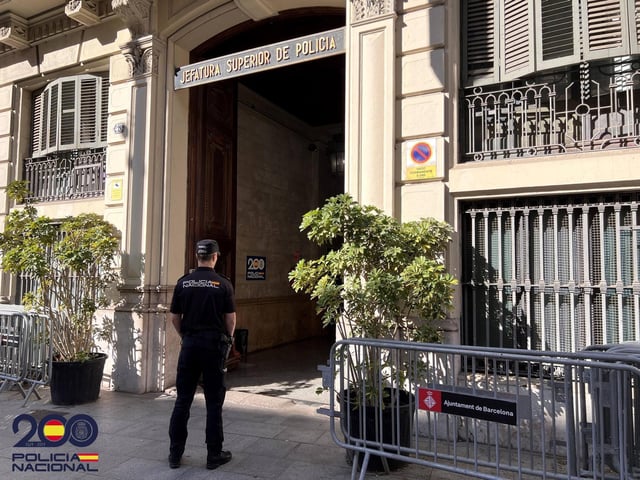 Un agente frente a la comisaría de Via Laietana