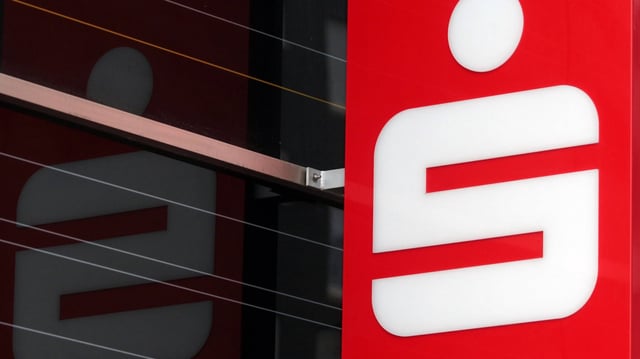 Mit einer perfiden Masche wollen Betrüger Kunden der Sparkasse unter Druck setzen.