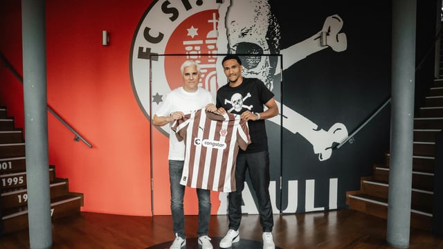 Sportchef Bornemann posiert mit Andreas Hountondji (r.)