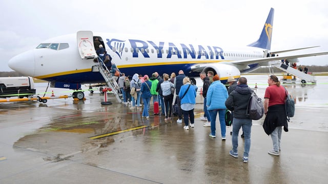 Passagiere steigen auf dem Flughafen Lübeck in eine Boing 737-800 AS der Fluggesellschaft Ryanair ein.