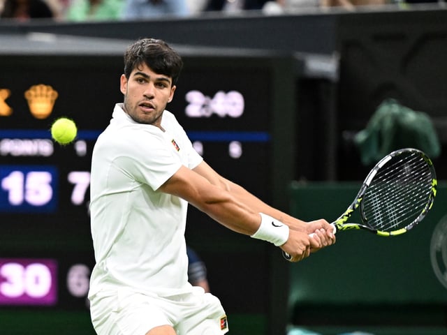 (250707) -- LONDRES, 7 julio, 2025 (Xinhua) -- Imagen del 6 de julio de 2025 de Carlos Alcaraz devolviendo la pelota durante el partido de cuarta ronda de individuales masculinos entre Carlos Alcaraz, de España, y Andrey Rublev, de Rusia, en el Campeonato de Tenis de Wimbledon, en Londres, Reino Unido. (Xinhua/Zhao Dingzhe) (rtg) (ah) (vf)