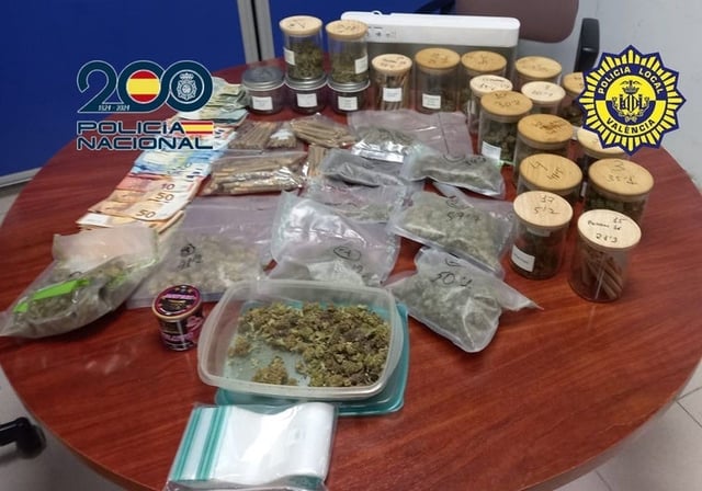 Imagen de la droga y el dinero en efectivo intervenido por la Policía en la asociación cannábica