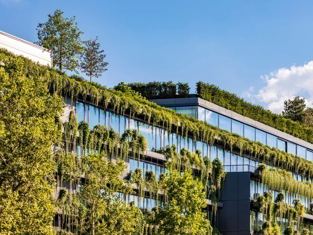 Ein mit Pflanzen bedecktes Bürogebäude in Stuttgart