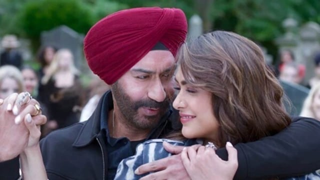 Ajay Devgn and Mrunal Thakur's dance in Pehla Tu has left the internet in splits. 